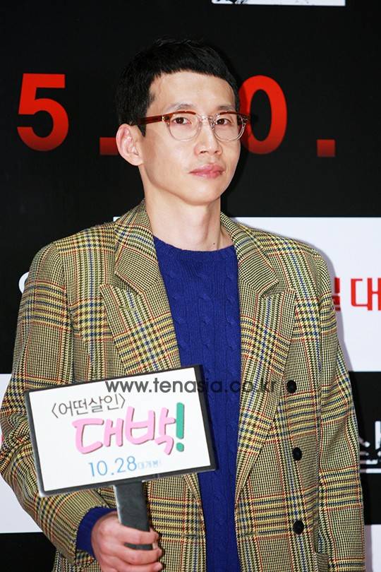 배우 봉태규가 28일 오후 서울 송파구 올림픽로 롯데시네마 월드타워점에서 열린 영화 ‘어떤살인’ VIP 시사회에 참석해 포토타임을 갖고 있다.