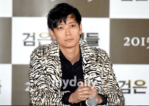 ▲ 강동원 '앉아만 있어도 화보 인생'