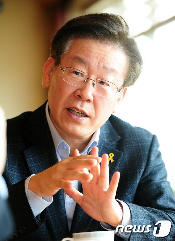 29일 오전 전북 전주시 르윈호텔에서 뉴스1 제3회 지역창조포럼에 참석한 이재명 성남시장이 인터뷰를 갖고 있다.2015.10.29/뉴스1 © News1 김대웅 기자