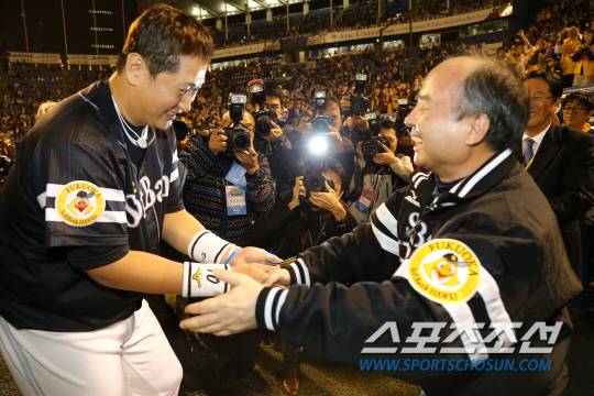 [포토] 이대호 '손정의 회장과 뜨거운 악수'
