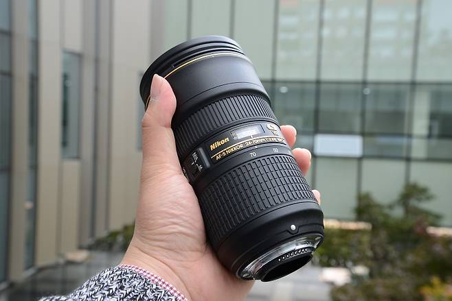 AF-S 24-70mm f/2.8E VR의 무게는 1kg 남짓으로 조금 묵직한 편이다.