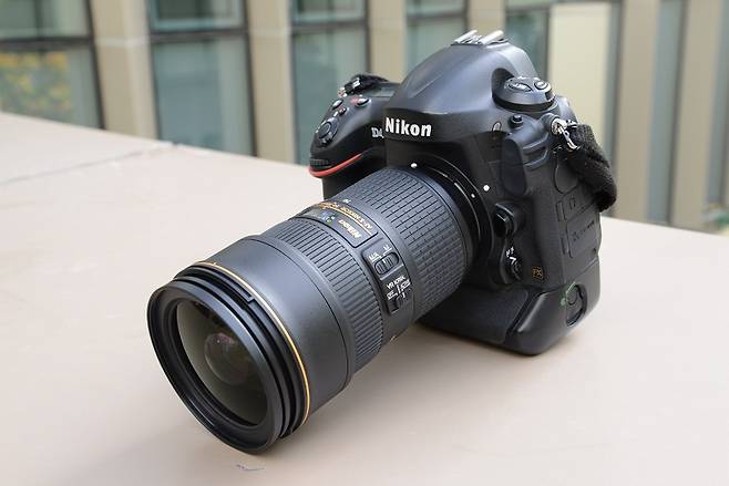 렌즈 측면에는 VR 기능 버튼이 달려 있다.