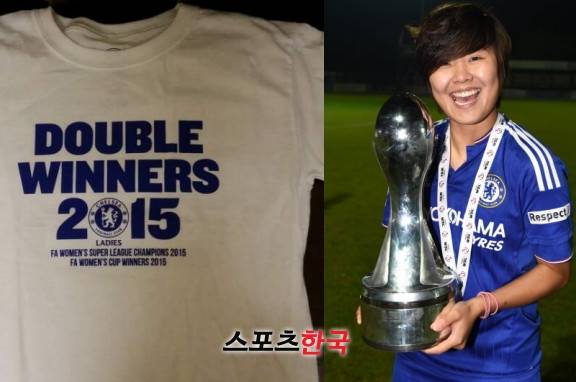 첼시 레이디스의 더블윈(FA컵+리그 우승)을 자축하는 티셔츠와 지소연. 인스포코리아 제공