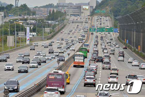 6일 한국석유공사 오피넷에 따르면 서울~부산을 잇는 경부고속도로에는 총 16개의 알뜰주유소 대부분이 1200원대에 휘발유를 판매하고 있다. 이들 주유소의 평균가격은 ℓ당 1286원이다./ 뉴스1 © News1