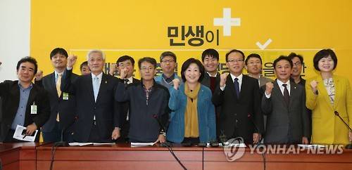 진보정당 건설을 위한 통합선언      (서울=연합뉴스) 하사헌 기자 = 새로운 대중적 진보정당 건설을 위한 통합선언 기자회견이 3일 오전 국회에서 열렸다. 회견에 앞서  국민모임 김세균 대표(앞줄 왼쪽두번째부터), 노동정치연대 양경규 대표, 정의당 심상정 대표, 진보결집+ 나경채 대표 등 참석자들이 기념촬영하고 있다.