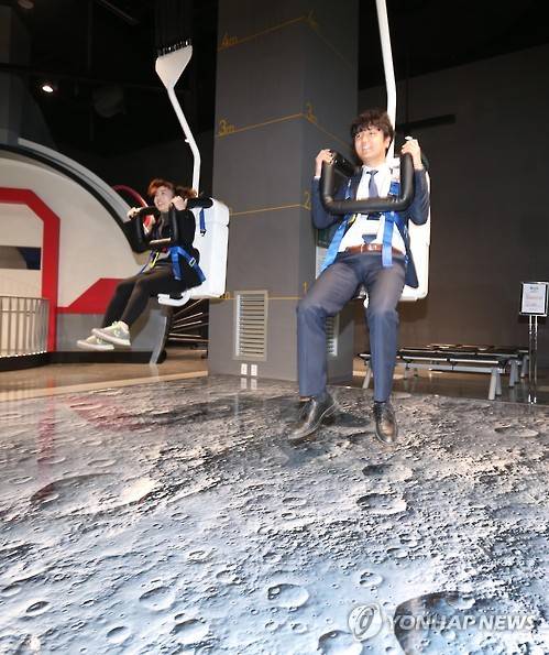 (부산=연합뉴스) 조정호 기자 = 12월 문을 여는 국립부산과학관 내부가 3일 공개되어 관람객들이 달 중력을 느낄 수 있는 월면걷기를 체험하고 있다. 국립부산과학관은 기장군 동부산관광단지 내 11만3천㎡의 부지에 전체면적 2만4천906㎡ 규모로 건립됐다. 내부시설로는 동남권 주력산업인 자동차, 항공, 조선, 원자력, 방사선의학을 주제로 한 상설전시관과 천체투영관, 천체관측소, 캠프관 등을 갖고 전시물의 80%가 체험형이다. 2015.11.3     ccho@yna.co.kr