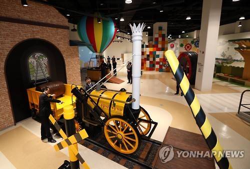 (부산=연합뉴스) 조정호 기자 = 부산 기장군 동부산관광단지에 자리잡은 국립부산과학관이 3일 언론에 공개되고 있다. 과학 놀이로 아이들의 신체발달을 자극하는 체험전시물로 구성된 어린이관. 12월 개관을 앞두고 시범운영중인 부산과학관은 180개 과학전시물이 설치됐으며 전시물의 80%가 기초과학 원리와 첨단기술을 직접 느끼는 체험형으로 꾸며졌다. 1천217억원이 들어간 부산과학관은 동남권의 주력산업인 자동차, 항공우주, 선박, 에너지·방사선의학을 주제로 한 지역거점형 과학관이다. 2015.11.3     ccho@yna.co.kr