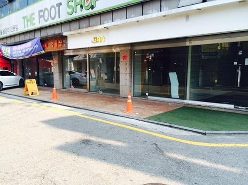 압구정 로데오거리에 있는 상가 건물 1층 점포에 임차인을 구하는 현수막이 걸려 있다./이승주 기자