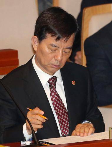 역사교과서 국정화 확정 고시에 따른 여파로 이틀 동안 공전됐던 국회 예산결산특별위원회가 5일 오전 서울 여의도 국회에서 여당 단독으로 진행된 가운데 한민구 국방부 장관이 답변을 준비하고 있다/사진=뉴스1