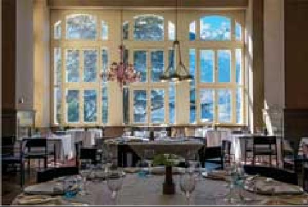 [월간산]상빈센의 ‘그랜드 호텔 빌리아’의 식당에서 창밖으로조망하는 이탈리아 알프스 풍광
