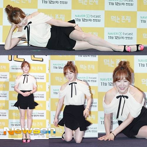 과감한 오프숄더 패션을 선보인 그녀가 바닥에 누운 사연은?