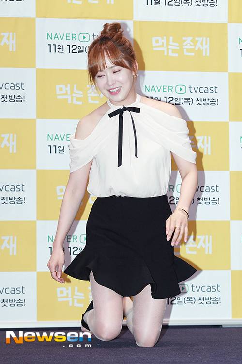 진행자가 개성있는 포즈를 요청하자 갑자기 무릎을 꿇는 그녀..!!