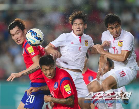 [포토] 장현수, 치열한 헤딩 다툼!