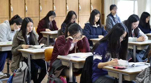 2016학년도 대학수학능력시험이 치러진 12일 서울 풍문여고에서 수험생들이 시험을 준비하고 있다.  [김호영 기자]