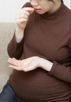 [헬스조선]약을 먹는 임신부/사진=헬스조선 DB