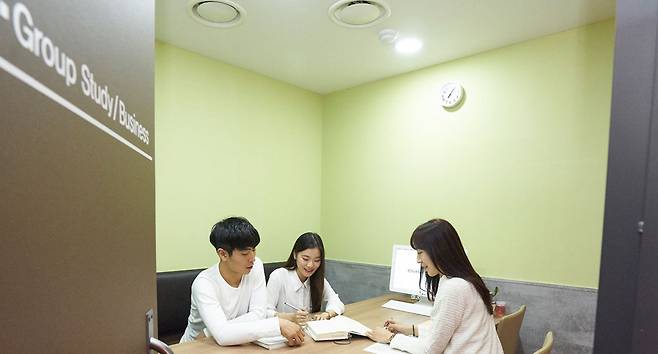스터디룸. 스터디 룸에는 컴퓨터가 준비돼 있어 공모전을 준비하는 대학생들이나 프레젠테이션을 연습하는 청년창업가들도 편리하게 이용할 수 있다. [사진 레인보우]