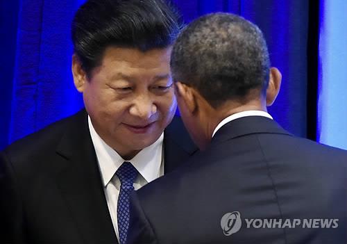 지난달 28일(현지시간) 미국 뉴욕 유엔본부의 총회장에서 시진핑(왼쪽) 중국 국가주석과 버락 오바마 미 대통령이 대화하고 있다.(EPA=연합뉴스 자료사진)