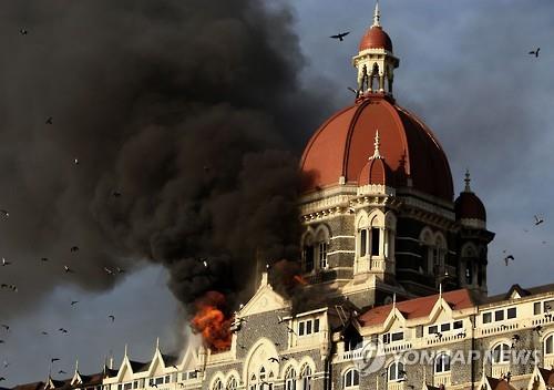 2008년 11월 27일 인도 뭄바이에서 벌어진 테러로 타지마할 호텔에 연기가 치솟고 있다.(AFP=연합뉴스 자료사진)