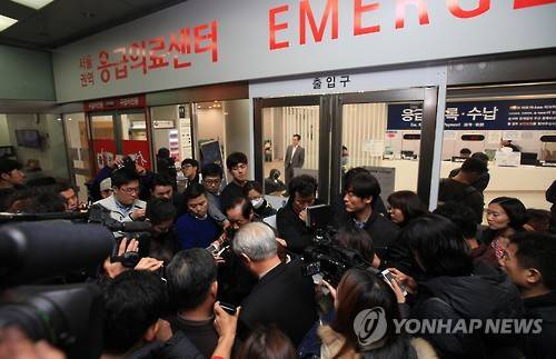 시위 농민 중태     (서울=연합뉴스) 한상균 기자 = 14일 서울 도심에서 열린 민중총궐기 투쟁대회에 참석한 전국농민회총연맹 소속 백모(70)씨가 시위 현장에서 쓰러져 병원으로 옮겼으나 위독한 상태인 것으로 전해졌다. 이날 백모씨가 치료 중인 종로구 서울대병원 응급실 앞에서 취재진이 관계자를 인터뷰하고 있다. 집회 참석자들은 백씨가 경찰의 물대포를 맞고 쓰러졌다고 주장했다.