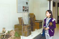 손어진 학생기자가 중세 유럽에서 사용된 다양한 변기를 보고 있다.