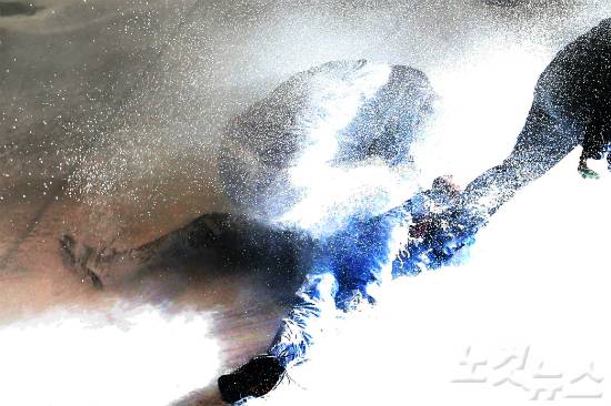 14일 서울 종로구청 입구 사거리에서 최루액을 섞은 물대포를 맞고 쓰러진 전남 보성군 농민회 백모씨에게 경찰이 멈추지 않고 물대포를 쏘고 있다. (사진=윤성호 기자)