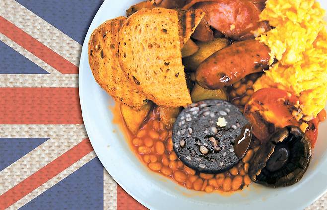 영국식 조찬인 ‘풀 잉글리시 브렉퍼스트’에는 한국의 ‘피순대’와 흡사한 ‘블랙 푸딩’(왼쪽 아래)이 포함된다. [사진 ‘순대실록’ 육경희]