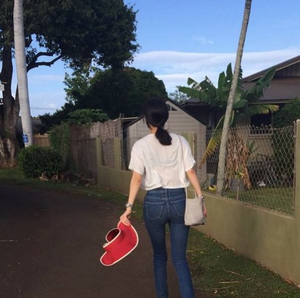 '오 마이 비너스' 신민아, 청바지+흰 티 '완벽 뒤태'…"청바지가 잘 어울리는 여자" (사진=신민아 인스타그램)