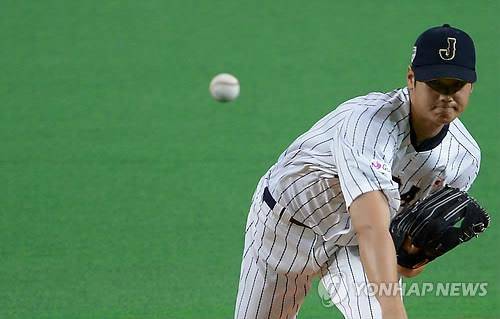 (삿포로<일본 홋카이도>=연합뉴스.자료사진) 윤동진 기자 = 8일 오후 일본 훗카이도 삿포로돔에서 열린 2015 WBSC 프리미어 12 한국-일본 개막 경기 1회 초에 일본 선발 투수 오타니 쇼헤이가 역투하는 모습.