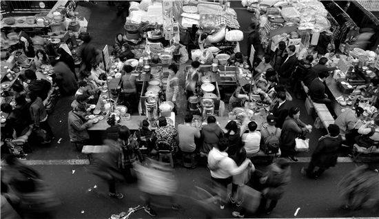 대구에서 빼놓을 수 없는 게 맛기행이다. 골목과 시장마다 싸고 푸짐한 음식을 내놓는 맛집이 많다. 서문시장 먹자골목(사진), 평화시장 닭똥집골목, 안지랑곱창골목, 매운갈비찜골목 등 이름만 대도 군침이 도는 곳들이다.