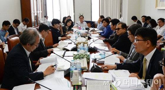 25일 오전 서울 여의도 국회에서 열린 보건복지위원회 법안심사소위원회에서 이명수 위원장과 여야 의원들이 메르스 법률안을 심사하고 있다. 2015.6.25/뉴스1  <저작권자 © 뉴스1코리아, 무단전재 및 재배포 금지>