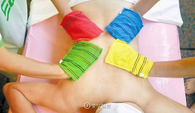 때를 미는 것은 한국식 목욕 문화다.