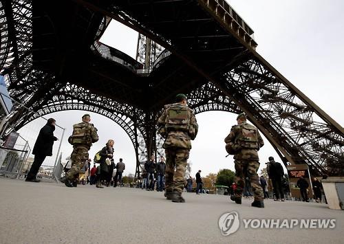 지난 14일 에펠탑 앞 프랑스 군인들(AFP=연합뉴스)