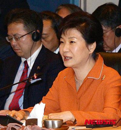 박근혜 대통령이 21일 오후 말레이시아 쿠알라룸푸르 컨벤션센터 컨퍼런스홀에서 열린 ASEAN+3 정상회의에서 모두발언을 하고 있다./사진=뉴시스