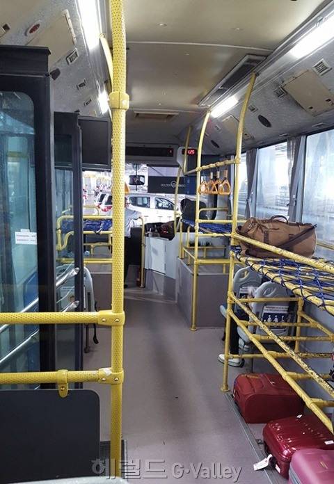 <공항간셔틀> 무료로 이용할 수 있는 공항 간 셔틀은 한산했고, 케리어를 따로 보관하는 공간도 있다.