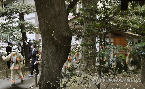 폭발 발생한 도쿄 야스쿠니 신사 화장실   (도쿄 교도=연합뉴스)  폭발 발생 30여분 후 폭발이 있었던 화장실(우측 건물) 주변의 모습이다.