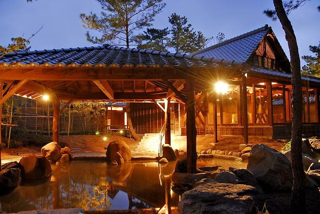 시가이아리조트에 위치한 츠쿠요미 노천온천.