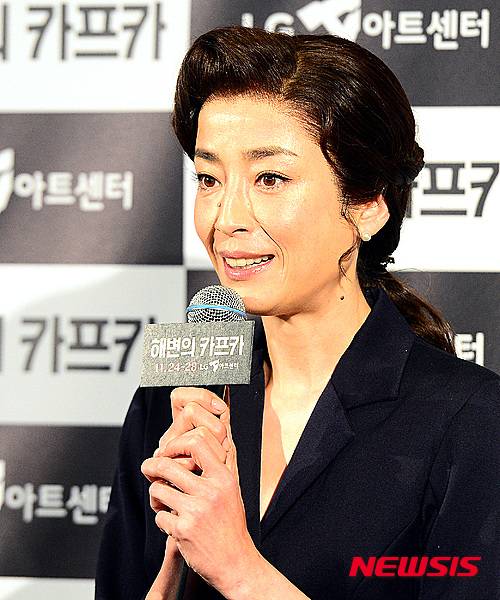 【서울=뉴시스】박영태 기자 =  24일 오후 서울 강남구 역삼동 LG아트센터에서 열린 연극 '해변의 카프카' 프레스콜이 끝난 후 가진 기자회견에서 배우 미야자와 리에가 취재진의 질문에 대답하고 있다.  일본이 자랑하는 문학계의 거장 무라카미 하루키(村上春樹)의 대표작 '해변의 카프카'가 아시아 최고의 연출가로 꼽히는 니나가와 유키오(?川幸雄)의 손에 의해 연극으로 재탄생, 24일부터 28일까지 한국 무대에서 공연된다.  이번 서울 공연에는 세상에서 가장 터프한 15살 소년이 되고자 하는 주인공 카프카 역의 후루하타 니노, 과거에 갇혀버린 아름다운 여인 사에케 역의 미야자와 리에, 독특한 정체성을 지닌 도서관 사서 오시마 역의 후지키 나오히토 등 일본 최고의 배우진이 참여한다. 2015.11.24.  since1999@newsis.com