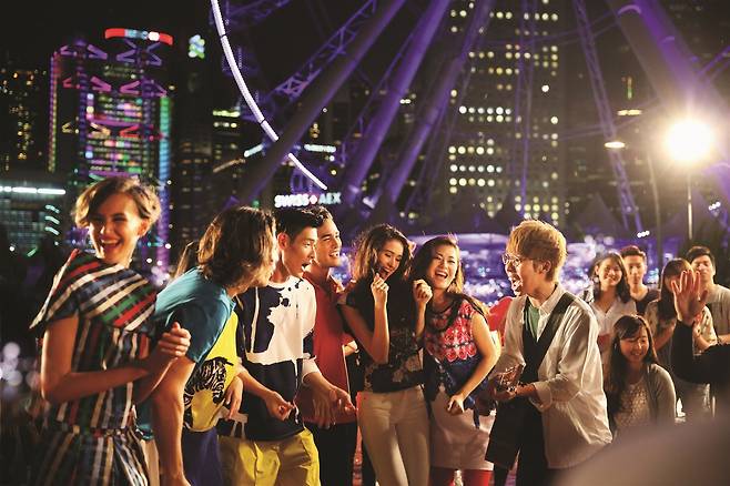 홍콩의 새로운 명물 대관람차 앞에 모인 사람들.