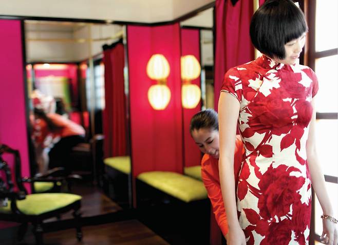 중국 전통 의상 치파오를 입어 보고 구입할 수 있는 상하이탕 매장.