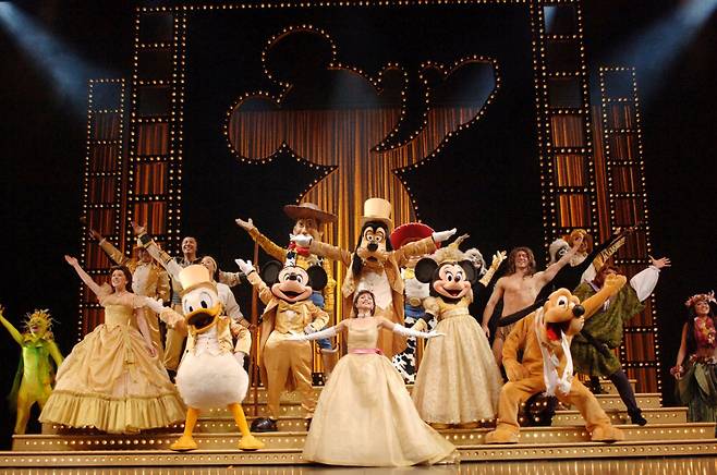 홍콩 디즈니랜드. 매일 오후 ©Use of Disney licensed materials is permitted by Hong Kong Disneyland under its agreement with Hana Tour