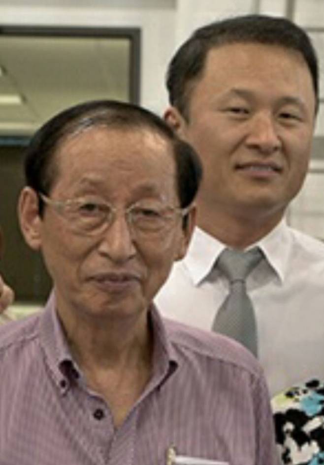 아버지 김주옥씨(앞쪽)와 김 회장, 김 회장은 아버지의 믿음이 가장 큰 응원이었다고 한다. [사진 김승호]