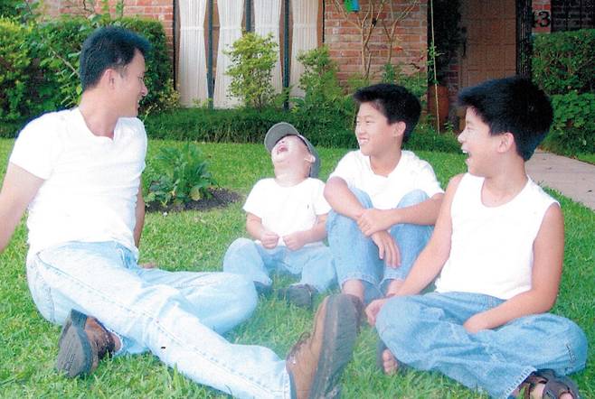 1997년 김 회장의 미국 휴스턴 집 앞, 아이들이 어릴 때는 아무리 바빠도 함께 하는 시간을 많이 가지려고 노력했다. [사진 김승호]