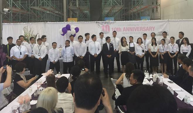 지난 9월 스노우폭스 10주년 창립기념일에서 본사 직원들과 찍은 사진. [사진 김승호]