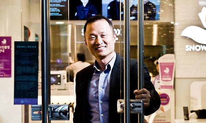 도시락 전문점인 스노우폭스 강남점에서 만난 김 회장, 매장 문에는 얼마 전 화제가 됐던 ‘공정서비스 안내’가 붙어있었다. ‘직원에게 무례한 행동을 하는 고객은 내보내겠다’는 내용이다. [김경록 기자]