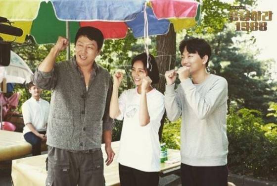 김수로의 촬영장 사진이 눈길을 끈다.© News1star/ '응답하라 1988' 공식 인스타그램