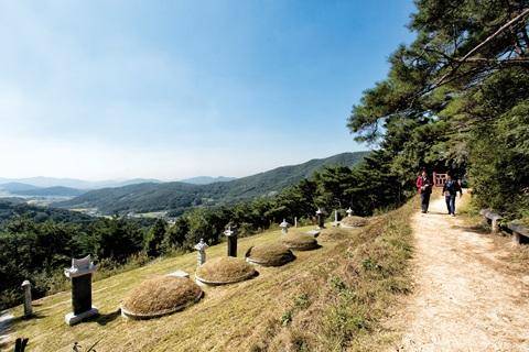 [월간산]내장산을 배경으로 정읍사오솔길을 가고 있다.
