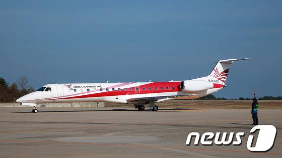 강원 양양공항이 1일 코리아익스프레스에어(제트 여객기, 50인승)를 도입했다. 이 여객기는 각종 절차를 거쳐 내년 김해~양양 노선에 투입된다. 사진은 코리아익스프레스에어 여객기.(양양군 제공) 2015.12.1/뉴스1 © News1 윤창완 기자
