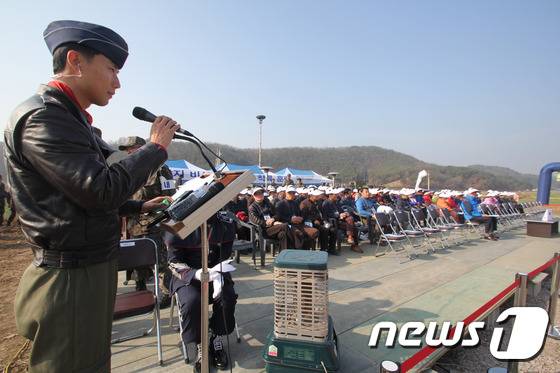 1일 남지 비상활주로에서 항공기 이 착륙 훈련을 위한 창녕군 남지, 도천면 주민들이 참석한 가운데 훈련이 진행됐다.2015.12.01/뉴스1 © News1 이철우기자