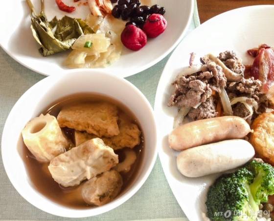 뷔페에서 부산 명물 삼진어묵을 맛볼 수 있다. 불고기와 갈비가 인기가 높다/사진=이지혜 기자