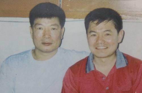 필자와 첫 대면할 때의 박종팔(왼쪽).